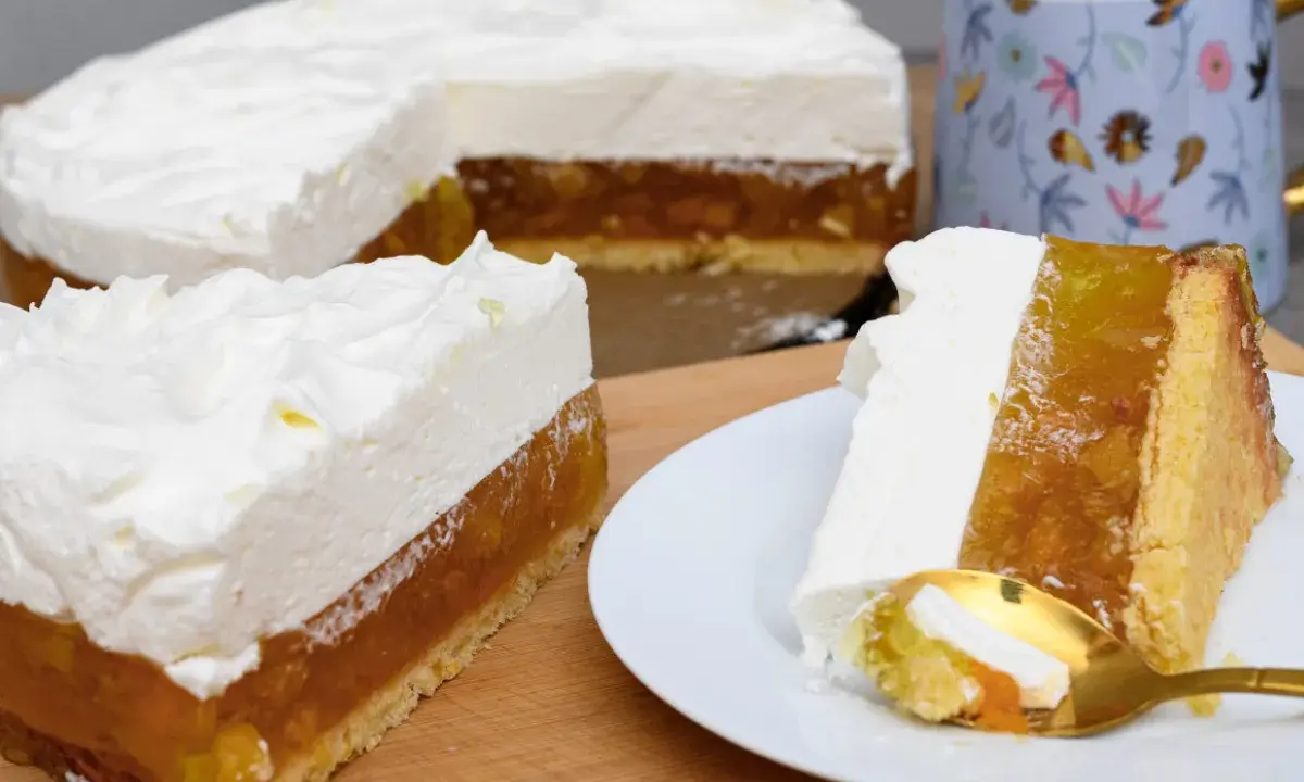 Pyszne ciasto z mascarpone, z warstwą owocową i puszystą pianką. Idealne na deser!