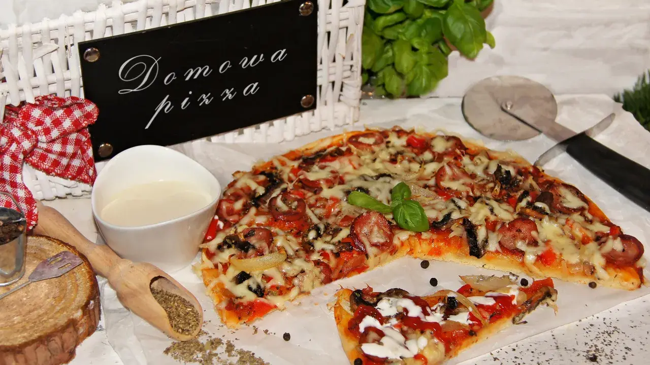 Domowa pizza bez drożdży, z kiełbasą i warzywami, podana z sosem i ziołami. Idealna na szybki obiad.