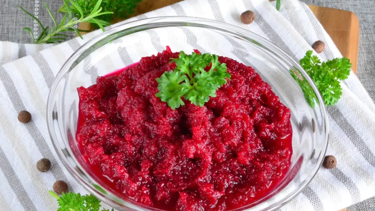 Gotowa do podania, aromatyczna ćwikła w szklanej misce, ozdobiona natką pietruszki. Idealna do obiadu, dowiedz się, jak zrobić ćwikłę!