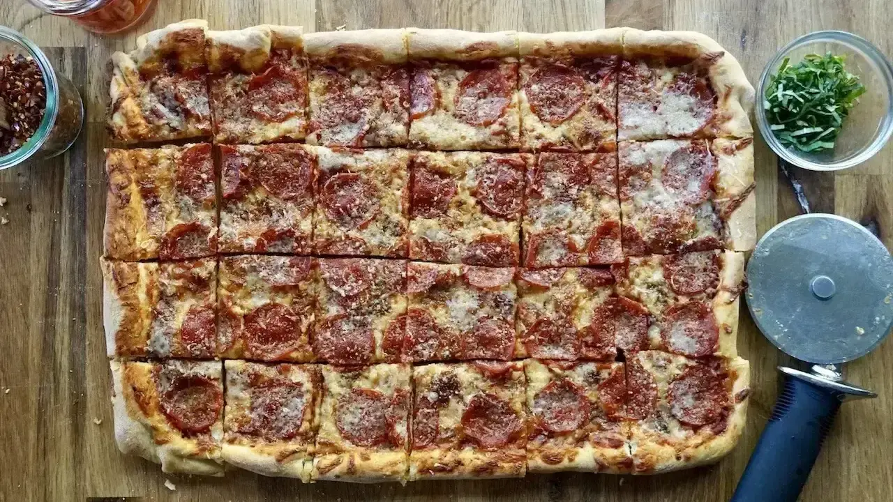 Domowa pizza na blachę z pepperoni, idealna na rodzinne spotkanie. Przepis na blachę jest prosty i szybki.