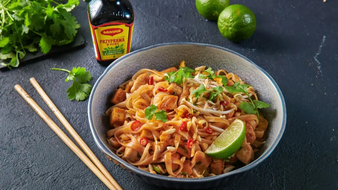 Pyszny pad thai przepis z kurczakiem, tofu i kiełkami. Idealny na szybki obiad.