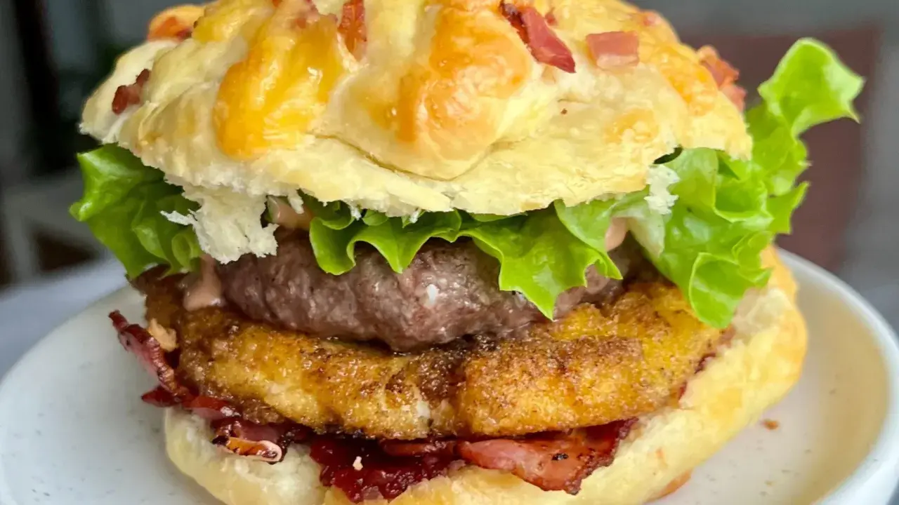 Pyszny burger drwala przepis: soczysty kotlet, chrupiący bekon, ser i świeża sałata w puszystej bułce.