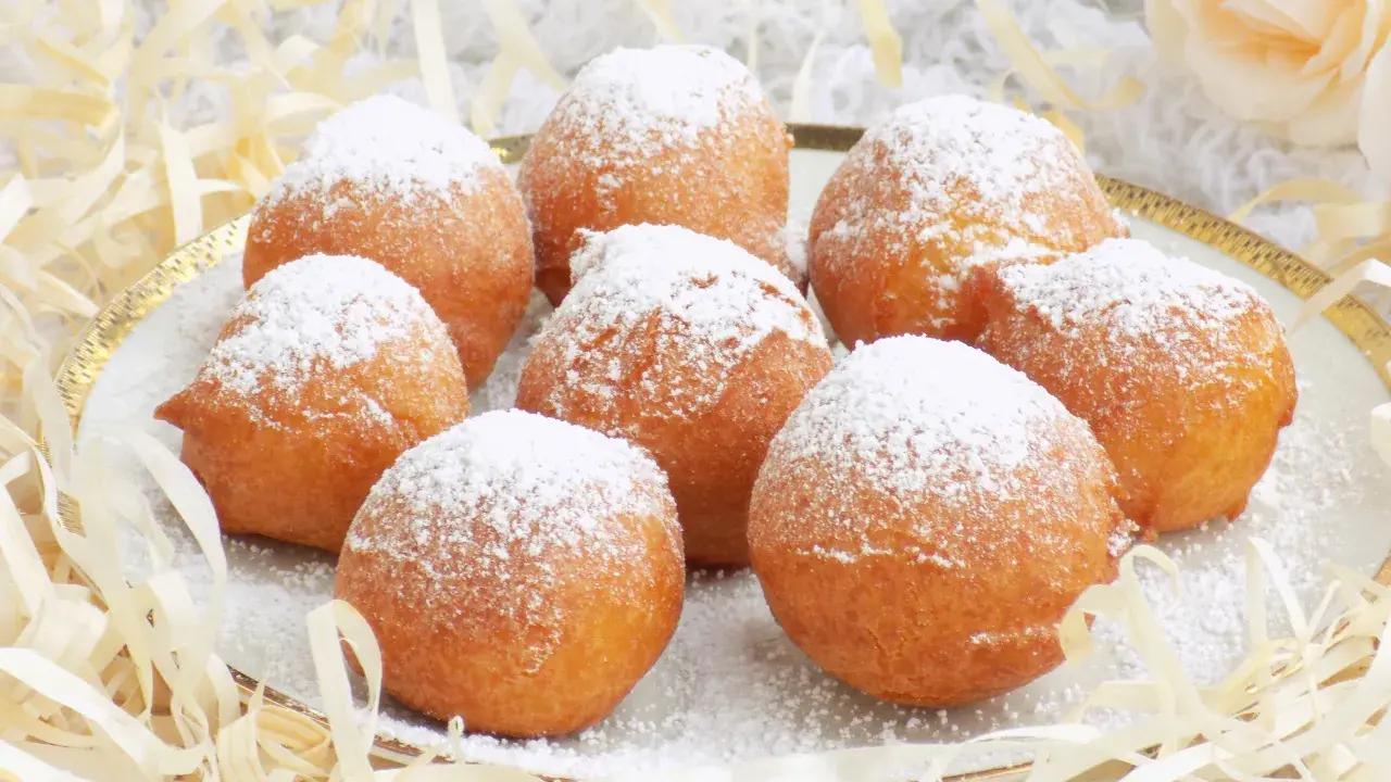 Puszyste paczki z serka homo, posypane cukrem pudrem, kuszą swoim wyglądem. Idealne na deser!