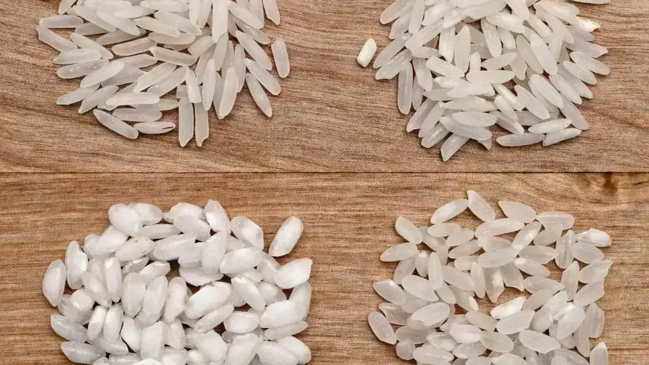 Cztery rodzaje ryżu do risotto ułożone na drewnianym tle.
