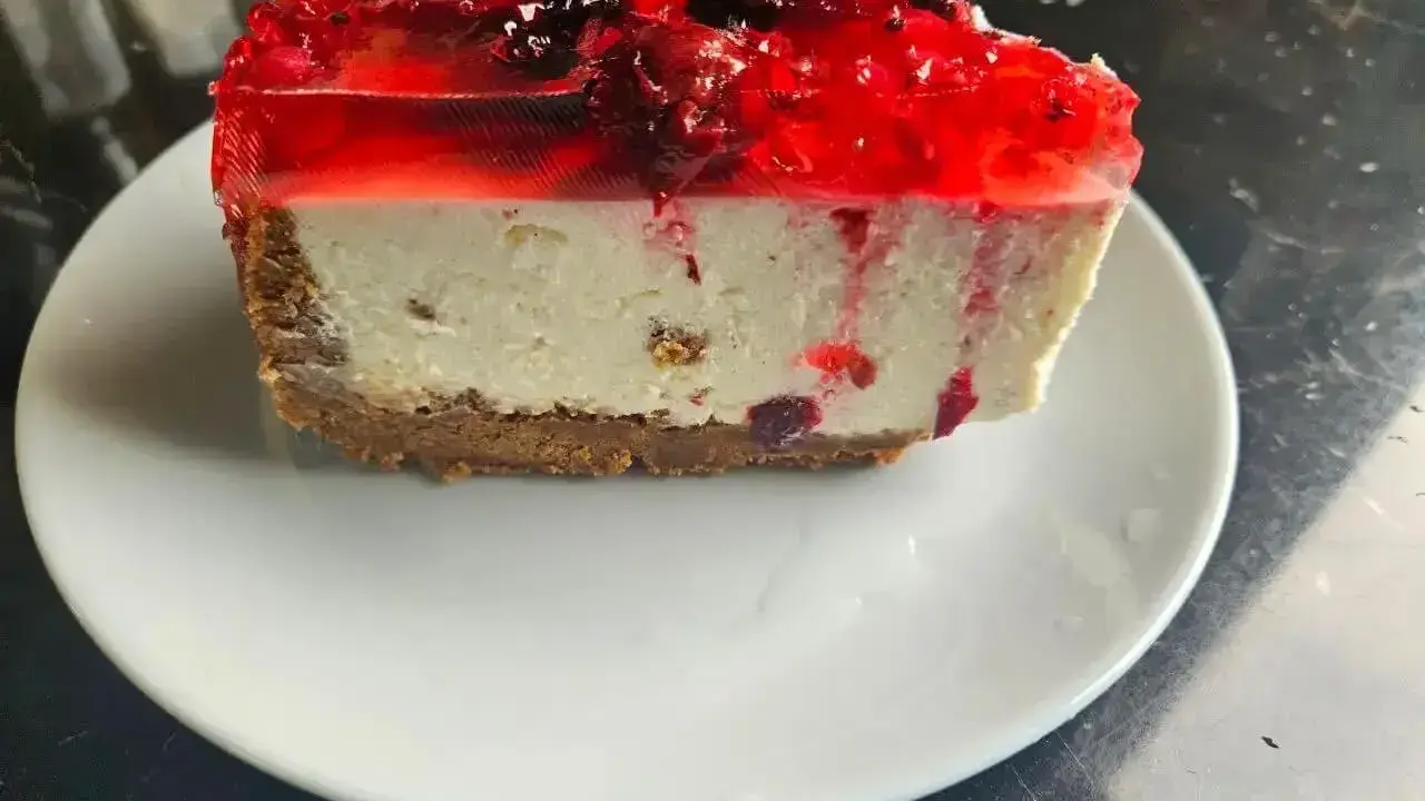 Pyszny sernik na zimno z galaretką i owocami leśnymi, na kruchym spodzie. Idealny deser na lato.