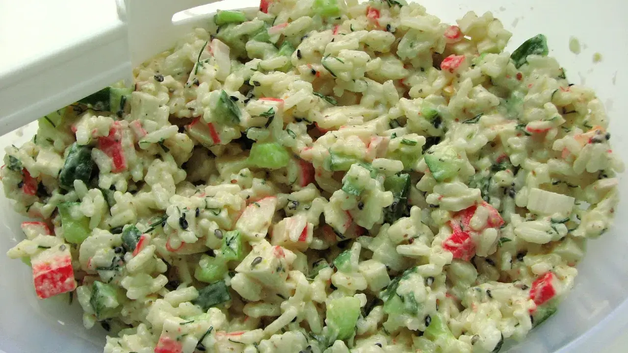 Pyszna sałatka z surimi z ryżem, ogórkiem i koperkiem. Idealna na lekki lunch.