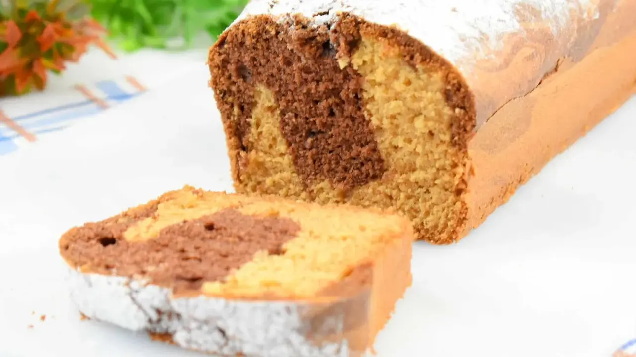 Babka piaskowa Ani gotuje – puszysty, marmurkowy wypiek z cukrem pudrem, idealny na deser.