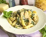 Penne z kurczakiem i szpinakiem w kremowym sosie, posypane parmezanem. Pyszne danie, które zachwyci każdego.