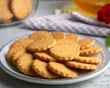 Stos ciasteczek na talerzu, idealnych do kawy. Prosty przepis na ciasteczka, który każdy może wypróbować.