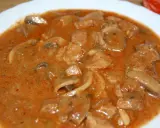 Pyszny strogonow z wieprzowiny i pieczarek w kremowym sosie. Aromatyczne kawałki mięsa i grzybów w bogatym, pomidorowym sosie.