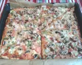 Pyszna pizza na grubym cieście z pieczarkami, pomidorami i papryką, prosto z blachy.