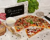 Domowa pizza bez drożdży, z kiełbasą i warzywami, podana z sosem i ziołami. Idealna na szybki obiad.