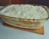 Pyszny, domowy ryż z jabłkami w szklanej formie, gotowy do pieczenia.