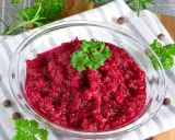Gotowa do podania, aromatyczna ćwikła w szklanej misce, ozdobiona natką pietruszki. Idealna do obiadu, dowiedz się, jak zrobić ćwikłę!