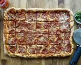 Domowa pizza na blachę z pepperoni, idealna na rodzinne spotkanie. Przepis na blachę jest prosty i szybki.