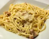 Spaghetti carbonara z boczkiem i parmezanem, kremowe i pyszne. Oryginalny przepis na carbonarę ze śmietaną.