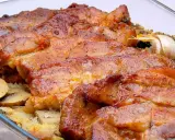 Soczysta karkówka z pieczarkami i ziemniakami, zapieczona w szklanym naczyniu. Aromatyczny czosnek dodaje głębi smaku.