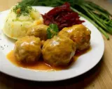 Pyszne pulpety w sosie pomidorowym, podane z puree ziemniaczanym, buraczkami i zielonymi warzywami.