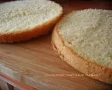 Dwa puszyste krążki biszkoptu z 4 jaj na drewnianej desce, gotowe do dekoracji.