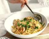 Miseczka pysznego makaronu orzo z kurczakiem i natką pietruszki. Idealny dobry szybki obiad na niedzielę.