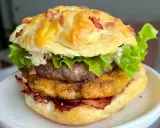 Pyszny burger drwala przepis: soczysty kotlet, chrupiący bekon, ser i świeża sałata w puszystej bułce.