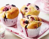 Pyszne muffinki z borówkami, pachnące latem i domowym ciepłem. Idealne na deser lub śniadanie.