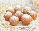 Puszyste paczki z serka homo, posypane cukrem pudrem, kuszą swoim wyglądem. Idealne na deser!