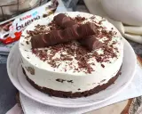 Pyszny tort Kinder Bueno, udekorowany czekoladowymi wiórkami i batonikami. Idealny na każdą okazję!