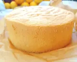 Puszysty biszkopt z 3 jaj, lekko zarumieniony, na papierze do pieczenia. Idealny do tortu.
