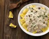 Pyszne ravioli w kremowym sosie śmietanowym z grzybami i natką pietruszki. Idealny sos śmietanowy do makaronu.