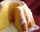 Wilgotna babka cytrynowa z lukrem, idealna na popołudniową herbatę.