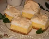 Pyszny sernik z bezą na kruchym spodzie, udekorowany listkami mięty. Idealny na deser.