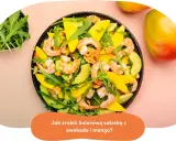 Kolorowa sałatka z awokado, krewetkami i mango. Aromatyczna rukola i orzechy dodają jej charakteru.
