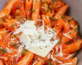 Penne w sosie pomidorowym z oliwkami i parmezanem. Idealny szybki obiad z makaronem, doprawiony ziołami.
