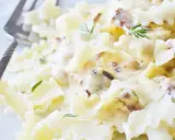 Pyszny makaron farfalle w kremowym sosie śmietanowym z kawałkami boczku i świeżym rozmarynem.