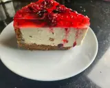 Pyszny sernik na zimno z galaretką i owocami leśnymi, na kruchym spodzie. Idealny deser na lato.