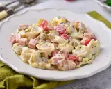Pyszna sałatka z tortellini, szynki, pomidorków i ogórków konserwowych w kremowym sosie. Idealna na każdą okazję.