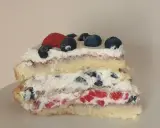 Pyszne ciasto na biszkopcie z bitą śmietaną, truskawkami i borówkami. Idealne na letnie popołudnie.