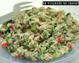 Pyszna sałatka z surimi z ryżem, ogórkiem i koperkiem. Idealna na lekki lunch.