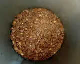 Chrupka do tortu z orzechami i czekoladą, gotowa do dekoracji.