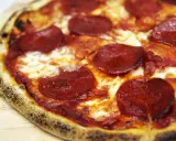 Pyszna pizza pepperoni z ciągnącym serem i chrupiącym ciastem. Idealny przepis na pizzę dla każdego miłośnika włoskich smaków.