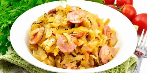 Pyszna młoda kapusta z kiełbasą, duszona z koperkiem i pomidorkami. Idealne danie na obiad.