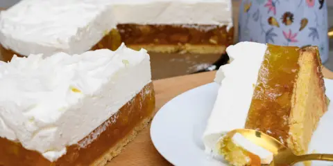Pyszne ciasto z mascarpone, z warstwą owocową i puszystą pianką. Idealne na deser!