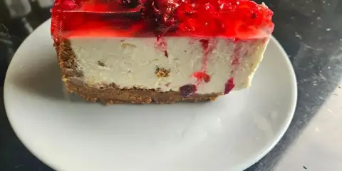 Pyszny sernik na zimno z galaretką i owocami leśnymi, na kruchym spodzie. Idealny deser na lato.