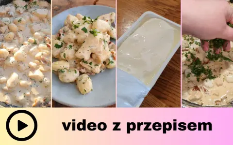 Kremowe gnocchi z kurczakiem i suszonymi pomidorami, posypane świeżą natką. Pyszny przepis na obiad.