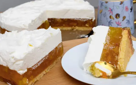 Pyszne ciasto z mascarpone, z warstwą owocową i puszystą pianką. Idealne na deser!