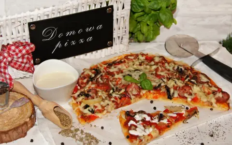 Domowa pizza bez drożdży, z kiełbasą i warzywami, podana z sosem i ziołami. Idealna na szybki obiad.
