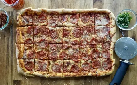 Domowa pizza na blachę z pepperoni, idealna na rodzinne spotkanie. Przepis na blachę jest prosty i szybki.