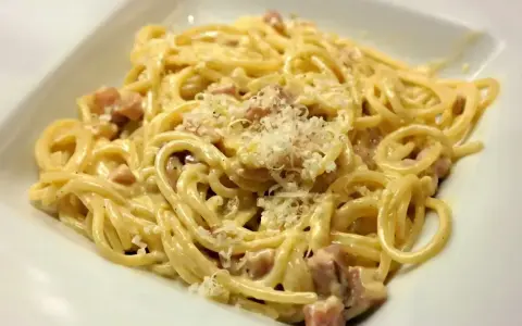 Spaghetti carbonara z boczkiem i parmezanem, kremowe i pyszne. Oryginalny przepis na carbonarę ze śmietaną.