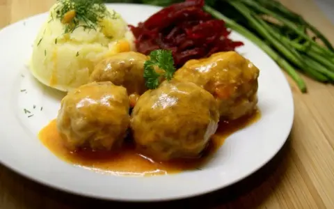 Pyszne pulpety w sosie pomidorowym, podane z puree ziemniaczanym, buraczkami i zielonymi warzywami.
